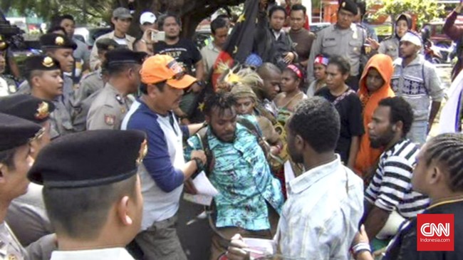 Suasana sempat berlangsung tegang ketika aparat menegur pendemo untuk mengakhiri aksinya meski ditolak sehingga terjadi aksi saling debat.