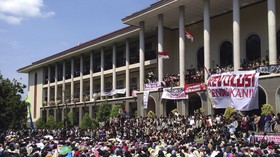 Rayakan Hardiknas, Ribuan Mahasiswa UGM 'Kuasai' Rektorat