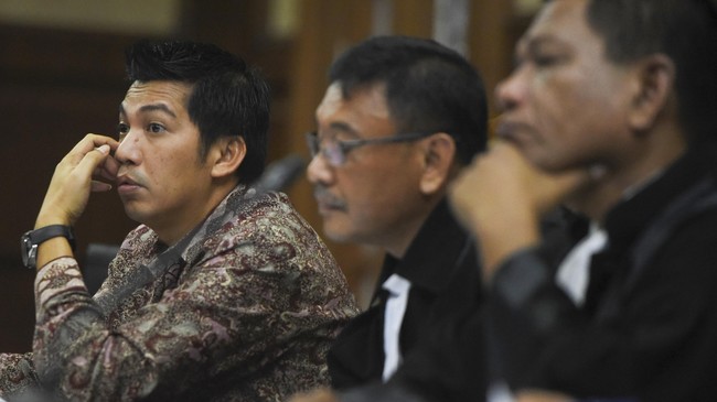 Majelis Hakim Pengadilan Tipikor Jakarta menjatuhkan vonis empat tahun penjara dan denda Rp200 juta kepada Dirut PT Windhu Tunggal Utama Abdul Khoir.