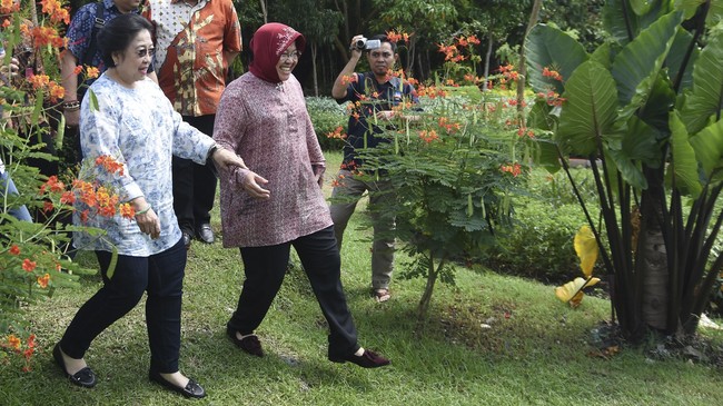 Megawati Soekarnoputri berziarah ke makam ayahnya, Bung Karno di Blitar, Jatim, ditemani Mensos Tri Rismaharini dan Menseskab Pramono Anung, Jumat (21/6).