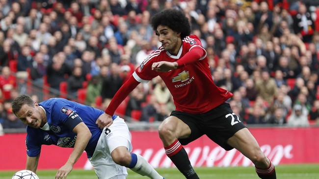 Manajer Manchester United, Louis Van Gaal, menyindir aksi bek Leicester, Robert Huth, yang menjambak rambut Marouane Fellaini pada laga di Old Trafford.