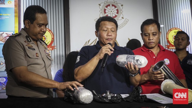 Terdapat total delapan tabung berisi sabu yang digunakan jaringan tersebut untuk mengelabui petugas.