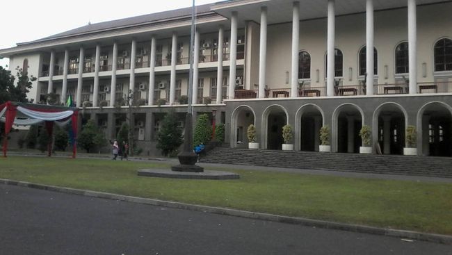 Kemenristekdikti merilis peringkat perguruan tinggi Indonesia 2017. UGM menempati peringkat 1, unggul atas ITB, IPB, UI dan ITS Nopember.