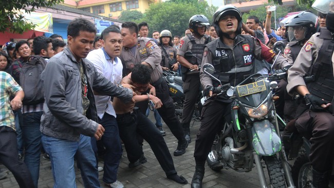 Pemecatan dilakukan dengan alasan RS terlibat dalam perkara pidana pembunuhan. Pasca kejadian kemarin, hari ini kampus diliburkan.