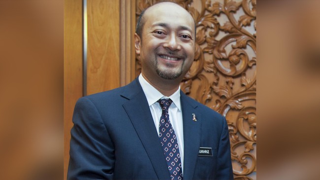 Putra Mahathir Mohamad melayangkan gugatan terhadap Tengku Sarifuddin Tengku Ahmad yang menjabat sebagai Sekretaris Pers Perdana Menteri Malaysia, Najib Razak.