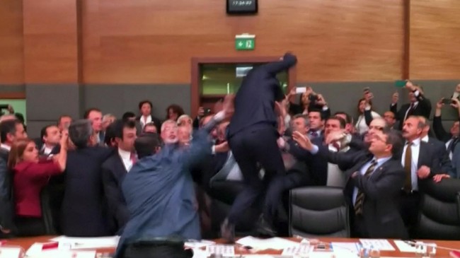 Para anggota dewan saling bertukar bogem mentah, seorang bergeser tulang bahunya. Insiden terjadi dalam rapat rencana pencabutan kekebalan hukum anggota dewan.