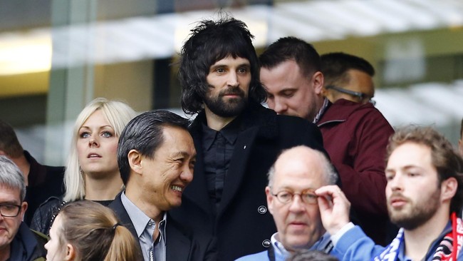 Gitaris grup band Kasabian, Sergio Pizzorno, merupakan salah satu penggemar setia Leicester City yang sukses menjadi juara Liga Primer musim ini.