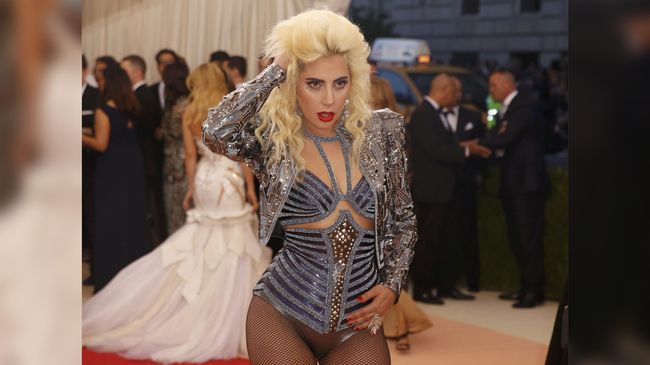 Dengan ratusan drone menghias langit malam, aksi akrobatik, serta tata panggung dan koreografi yang apik, Gaga tampil memukau di Super Bowl 2017.