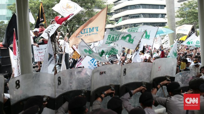 Pemprov DKI Jakarta berencana merenovasi Masjid Luar Batang serta membangun dinding turap dan sebuah plaza di masjid tersebut.