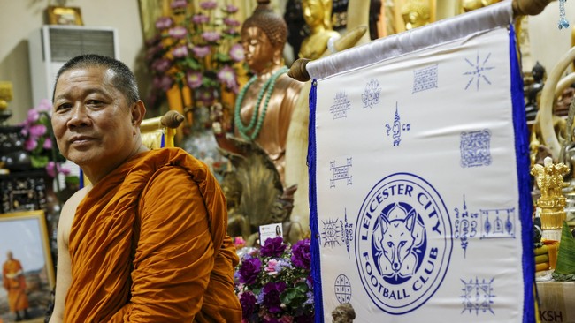 Biksu Budha Thailand, Phra Prommangkalachan yang pernah memberkati klub itu, mengaku selalu berdoa untuk The Foxes agar menemukan takdir baik di Liga Inggris.
