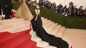 Emma Watson Tetap Anggun dengan 'Botol Plastik Bekas'