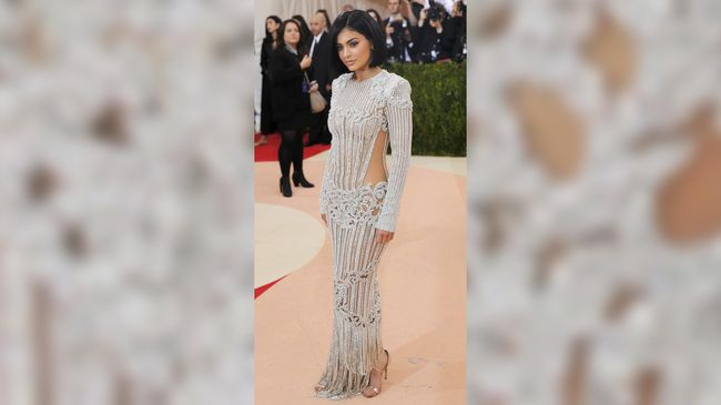 Gaun Kylie Jenner di Met Gala memang sempurna. Namun ternyata gaun sempurna itu justru membuat Kylie berdarah dan kakinya berubah jadi ungu.