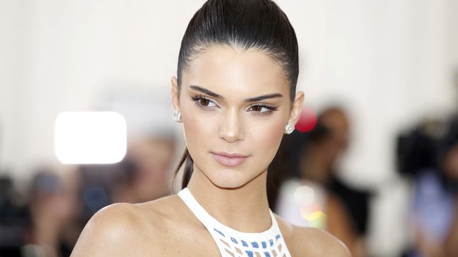 Dianggap tak punya ide asli karena 'menyontek' gaya kantong pengiriman makanan China, tas koin Kylie dan Kendall Jenner ditarik dari penjualan. 