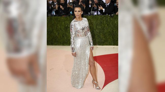 Setelah beberapa kali absen dari sorot kamera, Kim Kardashian menjadi model dengan penampilan seksi: mengenakan lingerie.
