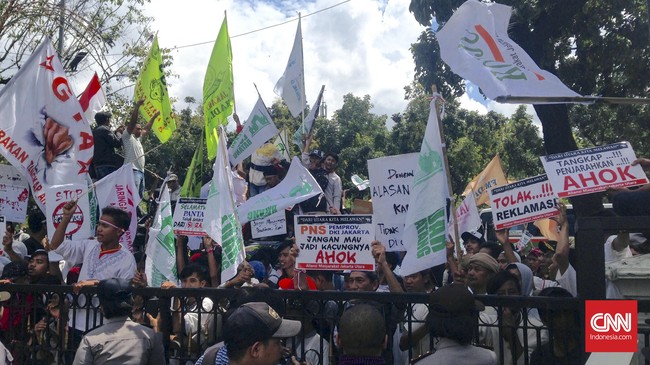 Ratusan warga Luar Batang meminta Ahok menghentikan recana penggusuran di wilayahnya. Warga juga meminta Ahok turun dari jabatannya.