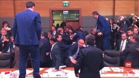 Tinju Melayang di Parlemen Turki