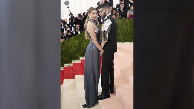 Sepekan setelah dikabarkan putus, Hadid dan Zayn keluar dari gedung apartemen di New York City sembari bergandengan.