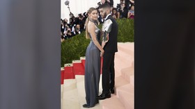 Gigi Hadid Kembali Gandeng Lengan Zayn Malik