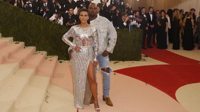 Kanye dikabarkan bahkan tidak akan ada di New York City, tempat Met Gala diadakan. Ia akan berada di rumah bersama anak-anaknya, di Los Angeles.