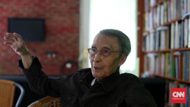 Sapardi Djoko Damono, sastrawan yang dikenal melalui berbagai puisi-pusinya yang menggunakan kata-kata sederahana. CNN Indonesia/Safir Makki