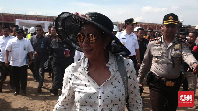 Heli Menteri Susi Mendarat di Lapangan Saat Pertandingan Bola Helikopter Menteri Susi sempat berputar putar di atas lapangan sebelum mendarat. Kedatangan secara tiba-tiba Menteri Susi itu mengejutkan ratusan orang.