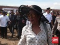 Heli Menteri Susi Mendarat di Lapangan Saat Pertandingan Bola