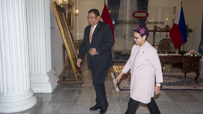Menlu Filipina Jose Rene Almendras berharap dapat segera memberikan kabar baik terkait empat WNI yang masih disandera kelompok bersenjata.