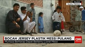 Kepulangan Bocah Pemakai Jersey Plastik Messi