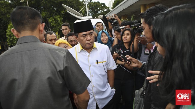 Ade diperiksa sebagai saksi untuk tersangka Sugiharto dalam dugaan korupsi e-KTP. Turut dipanggil untuk diperiksa juga Menteri Hukum dan HAM Yasonna Laoly.