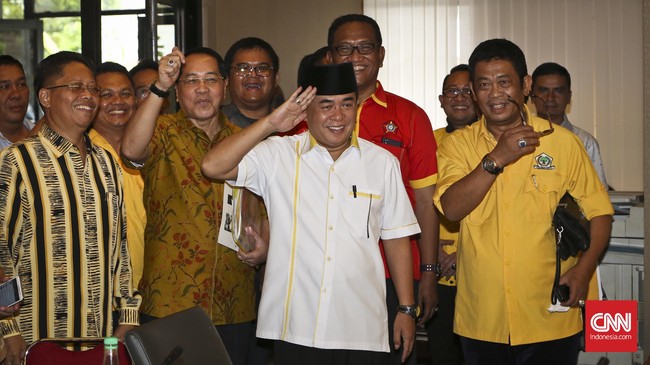 Ade menunggu klarifikasi KPK terkait uang mahar calon ketua umum Partai Golkar. KPK sebelumnya menyebut mahar itu sebagai politik transaksional.