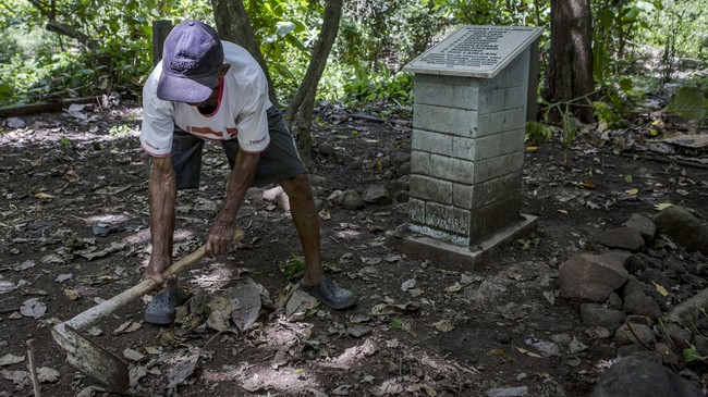 Selama ini kerabat korban yang mengurus kuburan massal peristiwa 1965 kerap mendapatkan intimidasi dari aparat keamanan di daerah.