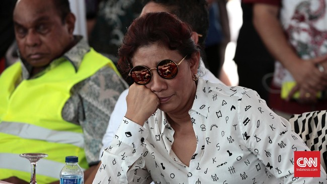 Menteri Kelautan Susi Pudjiastuti tertangkap kamera tertidur di VIP Lounge Bandara JFK, New York, Amerika Serikat. Ia lantas mendapat simpati netizen.
