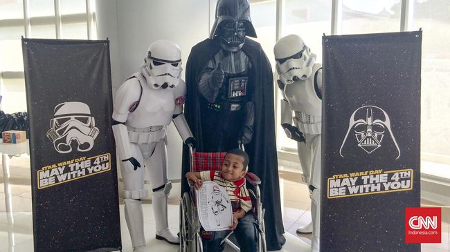Karakter ikonik dari Star Wars mengunjungi anak-anak di RSCM dalam rangka merayakan Hari Star Wars yang jatuh setiap 4 Mei.