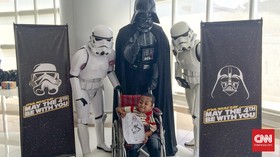 Darth Vader dan Stormtrooper Kejutkan Anak-anak di RSCM