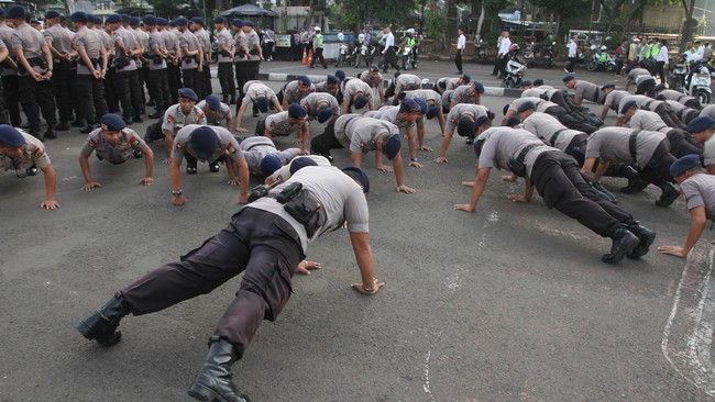 Ribuan Pasukan Keamanan Siaga Jaga Aksi Unjuk Rasa Besar-Besaran di Depan Gedung Parlemen Indonesia