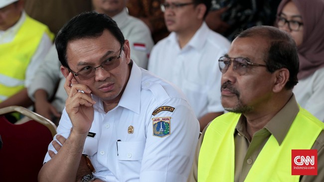 Para guru bantu yang menggelar unjuk rasa menuding ada kecurangan dalam verifikasi tes CPNS sehingga Kepala BKD Jakarta harus dicopot.