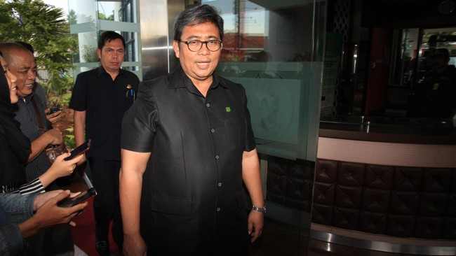 Kejaksaan Agung menetapkan mantan Direktur PT Mobile-8 Anthony Chandra Kartawiria dan Direktur PT Djaja Nusantara Komunikasi (DNK) Hary Djaja sebagai tersangka.