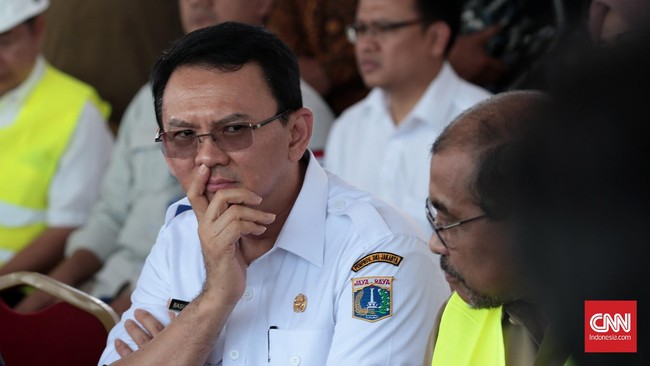 Menurut Ahok, Qlue lebih efektif ketimbang penggunaan kertas yang selama ini dilakukan untuk melaporkan laporan administrasi