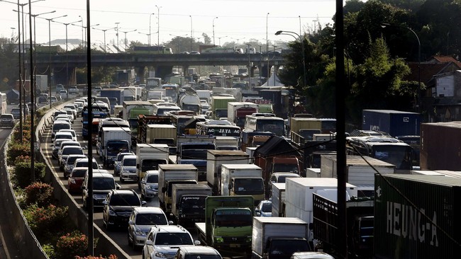 Kepadatan arus kendaraan juga dilaporkan terjadi di ruas tol Tangerang-Merak dan Tol Jagorawi. Tol Ciawi bahkan dilaporkan tak lagi mampu menampung kendaraan.
