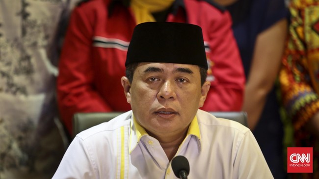 Ade Komarudin hanya menjalankan perintah partai dan mematuhi aturan hukum, bukan secara lapang dada menyerahkan jabatan Ketua DPR ke Setya Novanto.