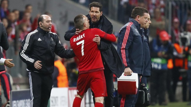 Pelatih Atletico Madrid, Diego Simeone, tampak murka ke pemain-pemain cadangan yang kerap protes ke wasit dan dianggap menambah ketegangan di lapangan.