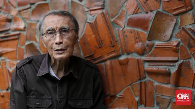 Penyair Sapardi Djoko Damono merilis tujuh buku, enam buku puisi dan satu novel, dalam rangka merayakan ulang tahunnya yang ke-77.