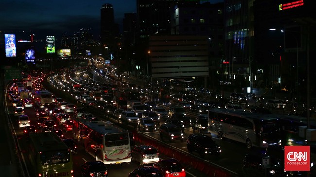 Sedikitnya tiga titik kemacetan terpantau di Tol Cipularang dan Cikampek arah Jakarta malam ini.