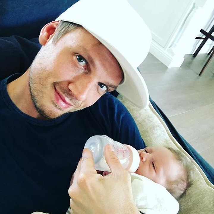 Sejak itu, Nick Carter tampak banget menikmati perannya sebagai seorang ayah. (Foto: Nick Carter/Twitter)
