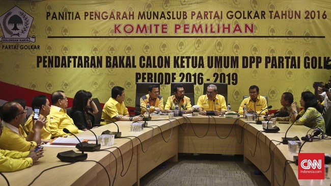 Sebagai partai politik yang menyatakan bahwa suaranya adalah sua‎ra rakyat, Golkar seharusnya lebih mendengarkan aspirasi publik.