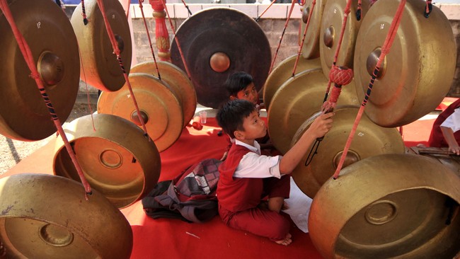 Mengenalkan budaya bangsa kepada anak akan menumbuhkan kesadaran anak akan arti pentingnya mencintai budaya bangsa sendiri.