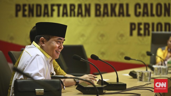 Ade Komarudin dan Setya Novanto merupakan dua dari enam bakal calon Ketua Umum Golkar yang sudah dinyatakan lolos verifikasi.