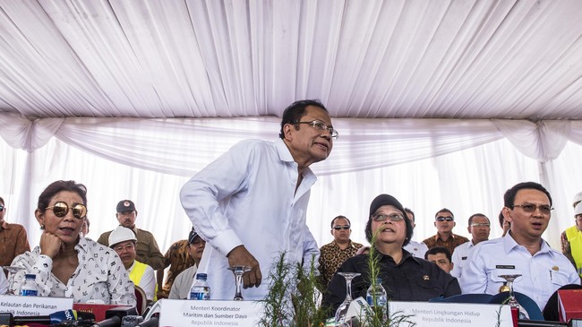 Rizal mempertanyakan sikap Ahok yang berkukuh melanjutkan reklamasi Pulau G. Ia bertanya apakah Ahok seorang Gubernur atau karyawan pengembang.