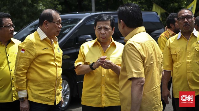 Setya Novanto mengaku patungan dengan tim suksesnya untuk membayar uang mahar Rp1 miliar sebagai syarat pendaftaran.