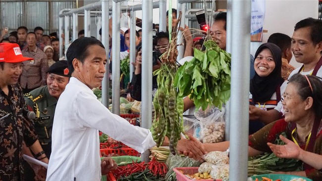 Jokowi meresmikan Pasar Sambi di Boyolali, salah satu pasar tradisional yang direvitalisasi agar tidak kalah dengan pasar modern.